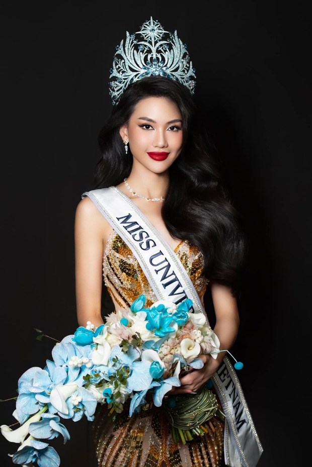 Bùi Quỳnh Hoa lên đường thi Miss Universe sau loạt ồn ào, Hương Ly nhắn gửi gây chú ý - Ảnh 11.
