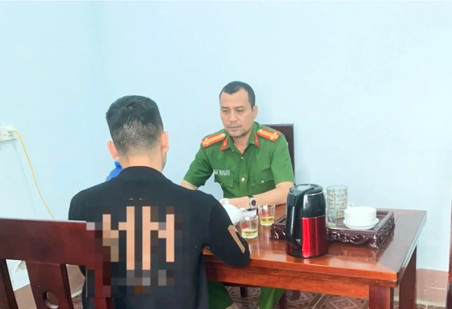 C&ocirc;ng an ki&ecirc;n tr&igrave; thuyết phục nam thanh ni&ecirc;n bị kẻ lừa đảo thao t&uacute;ng t&acirc;m l&yacute; - Ảnh 1.