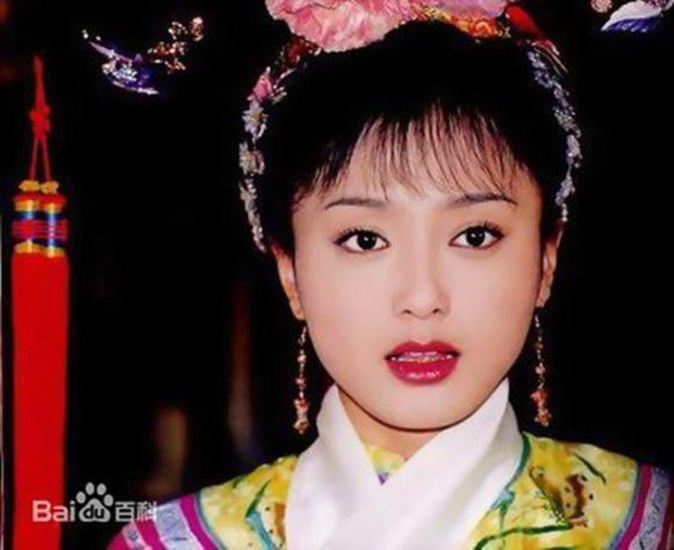 Mỹ nhân Hoàn Châu Cách Cách 44 tuổi có vòng eo đẹp nhất showbiz, suýt mất sự nghiệp vì 1 bức ảnh quỳ gối - Ảnh 1.