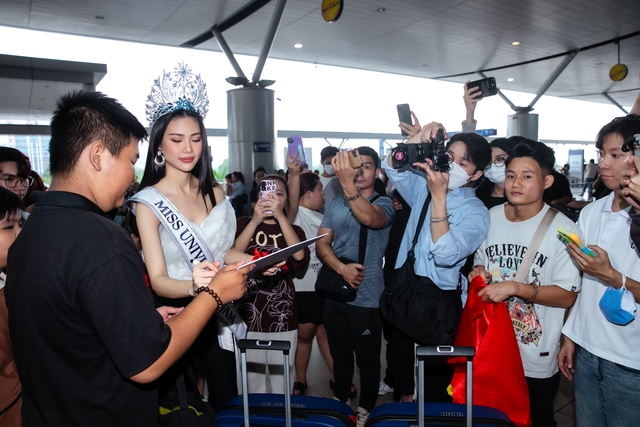 Bùi Quỳnh Hoa lên đường thi Miss Universe sau loạt ồn ào, Hương Ly nhắn gửi gây chú ý - Ảnh 9.