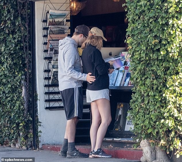 Rộ tin Robert Pattinson sắp l&ecirc;n chức bố, bạn g&aacute;i k&eacute;m 6 tuổi lộ bụng bầu l&ugrave;m l&ugrave;m - Ảnh 5.