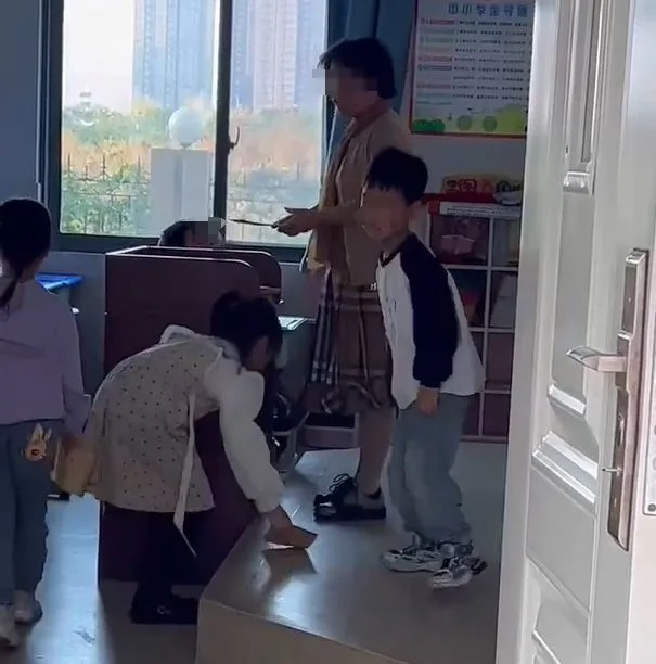 Nhìn xuống chân cô giáo, cư dân mạng phát hiện điều bất thường: Quá phản sư phạm - Ảnh 1.