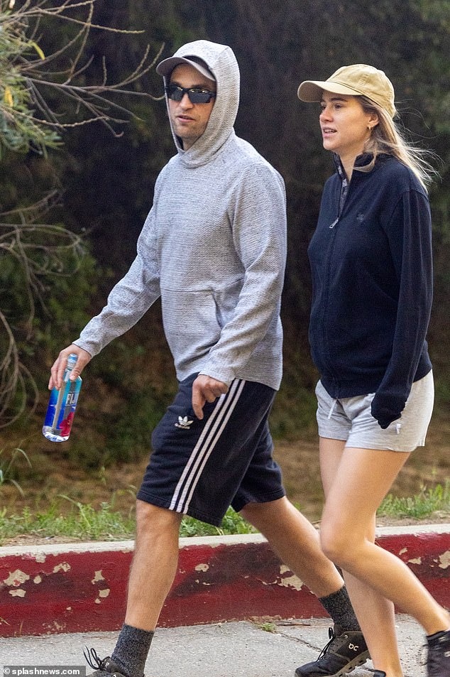 Rộ tin Robert Pattinson sắp l&ecirc;n chức bố, bạn g&aacute;i k&eacute;m 6 tuổi lộ bụng bầu l&ugrave;m l&ugrave;m - Ảnh 3.