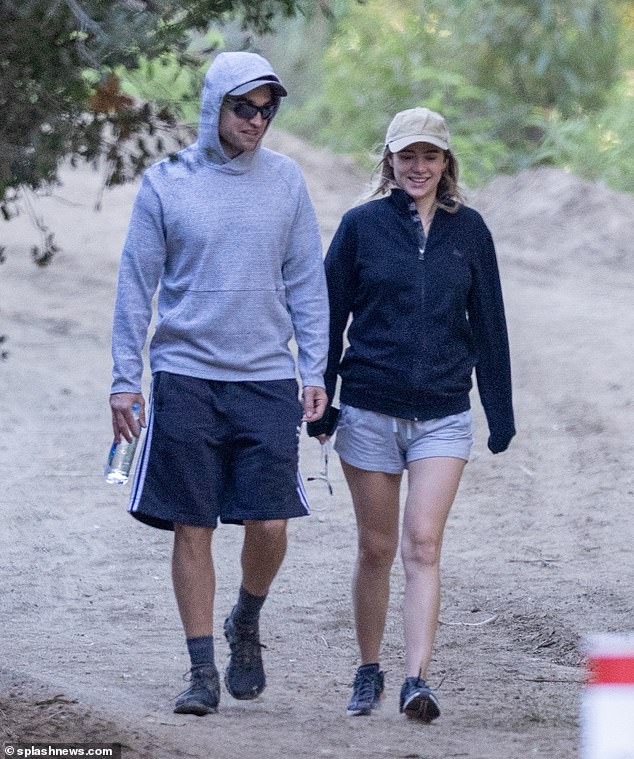 Rộ tin Robert Pattinson sắp l&ecirc;n chức bố, bạn g&aacute;i k&eacute;m 6 tuổi lộ bụng bầu l&ugrave;m l&ugrave;m - Ảnh 2.