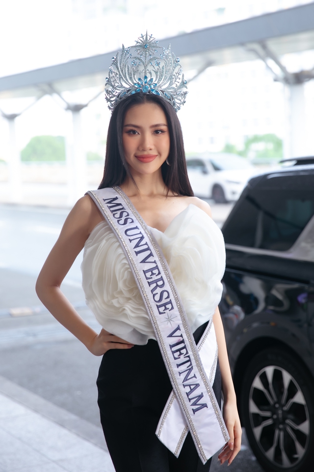 Bùi Quỳnh Hoa lên đường thi Miss Universe sau loạt ồn ào, Hương Ly nhắn gửi gây chú ý - Ảnh 3.