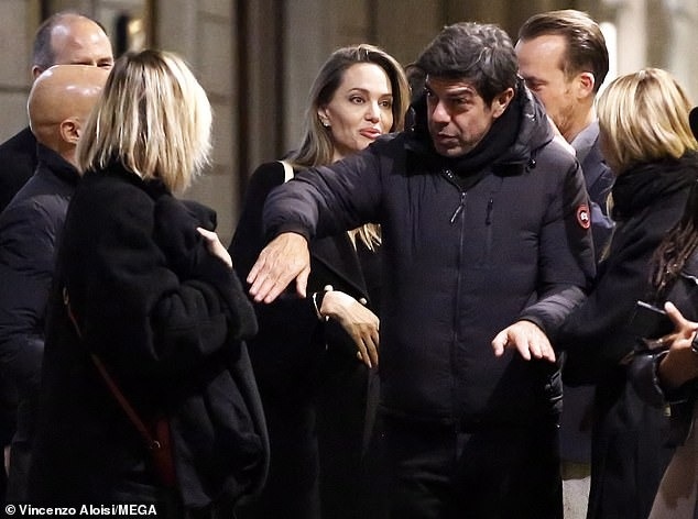 Angelina Jolie xuất hiện rạng rỡ sau cáo buộc chơi xấu chồng cũ Brad Pitt - Ảnh 7.