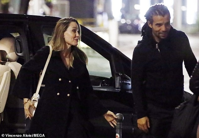 Angelina Jolie xuất hiện rạng rỡ sau cáo buộc chơi xấu chồng cũ Brad Pitt - Ảnh 6.