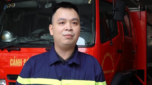 Chiến sĩ cảnh sát PCCC kể lại phút sinh tử cứu hai bà cháu kẹt trong vụ cháy nhà 5 tầng ở Hà Nội - Ảnh 2.