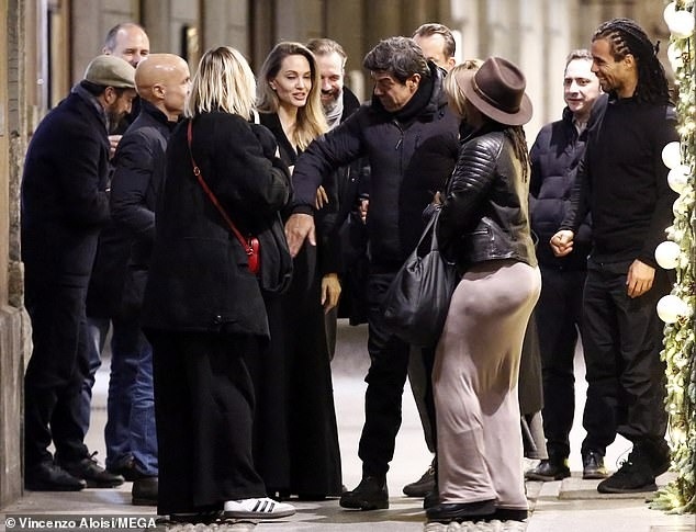 Angelina Jolie xuất hiện rạng rỡ sau cáo buộc chơi xấu chồng cũ Brad Pitt - Ảnh 5.