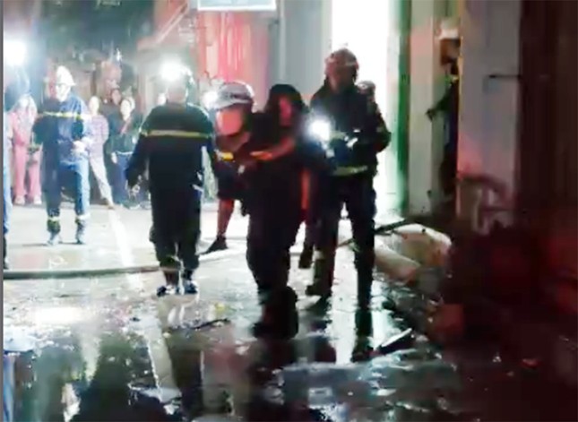 Chiến sĩ cảnh sát PCCC kể lại phút sinh tử cứu hai bà cháu kẹt trong vụ cháy nhà 5 tầng ở Hà Nội - Ảnh 1.