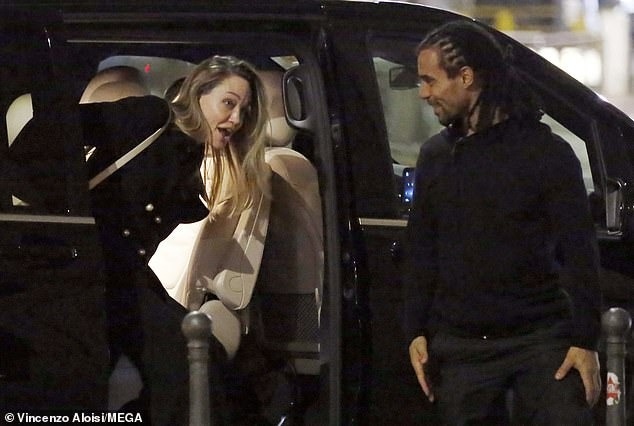 Angelina Jolie xuất hiện rạng rỡ sau cáo buộc chơi xấu chồng cũ Brad Pitt - Ảnh 2.