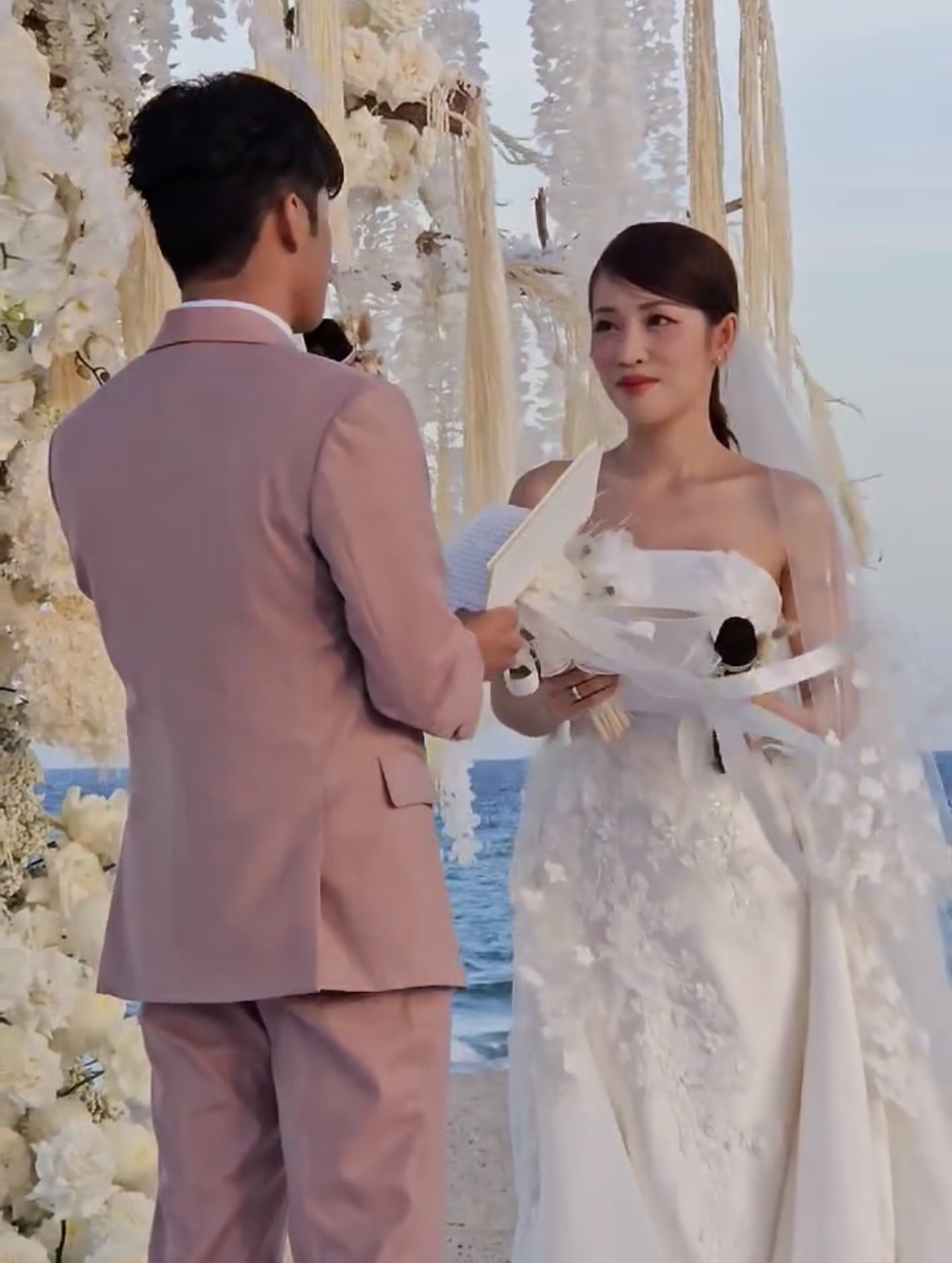 Đám cưới Puka và Gin Tuấn Kiệt: Cô dâu rơi nước mắt lộ diện, chú rể phát biểu xúc động trên lễ đường - Ảnh 3.