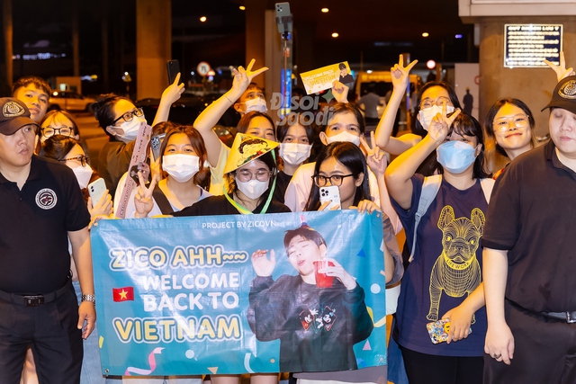 2 idol đình đám đổ bộ Tân Sơn Nhất giữa đêm: Hyuna tóc cam nổi bật, Zico không ngừng chào fan ngày trở lại Việt Nam - Ảnh 9.