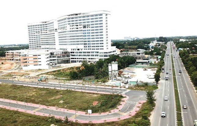 Cận cảnh bệnh viện ngh&igrave;n tỷ đồng sắp hoạt động th&igrave; tường bao đổ sập - Ảnh 4.