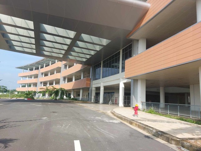 Cận cảnh bệnh viện ngh&igrave;n tỷ đồng sắp hoạt động th&igrave; tường bao đổ sập - Ảnh 3.