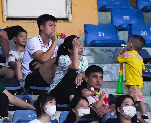 Duy Mạnh &ocirc;m con đến cổ vũ H&agrave; Nội FC, HLV Gong Oh-kyun đ&ugrave;a vui c&ugrave;ng Quan Văn Chuẩn - Ảnh 2.