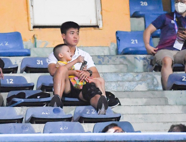 Duy Mạnh ôm con đến cổ vũ Hà Nội FC, HLV Gong Oh-kyun đùa vui cùng Quan Văn Chuẩn - Ảnh 1.
