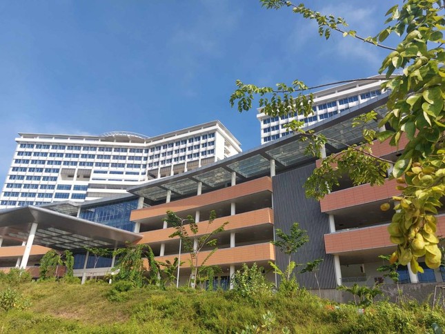 Cận cảnh bệnh viện ngh&igrave;n tỷ đồng sắp hoạt động th&igrave; tường bao đổ sập - Ảnh 1.