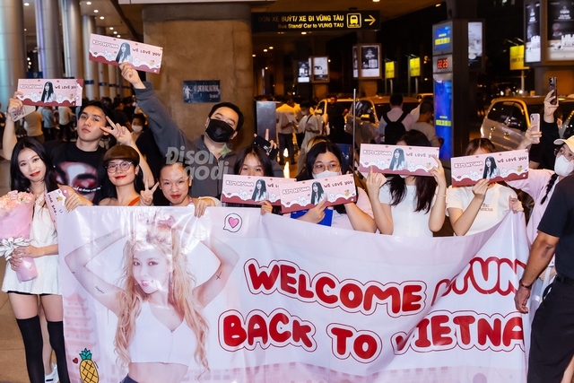 2 idol đình đám đổ bộ Tân Sơn Nhất giữa đêm: Hyuna tóc cam nổi bật, Zico không ngừng chào fan ngày trở lại Việt Nam - Ảnh 8.