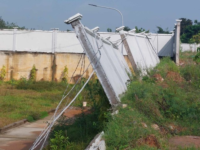 Cận cảnh bệnh viện ngh&igrave;n tỷ đồng sắp hoạt động th&igrave; tường bao đổ sập - Ảnh 12.