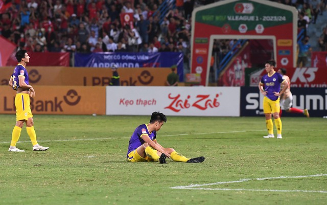 Văn Quyết ngồi một mình ở đường hầm, bất lực nhìn Hà Nội FC thất bại trận thứ 5 liên tiếp - Ảnh 8.