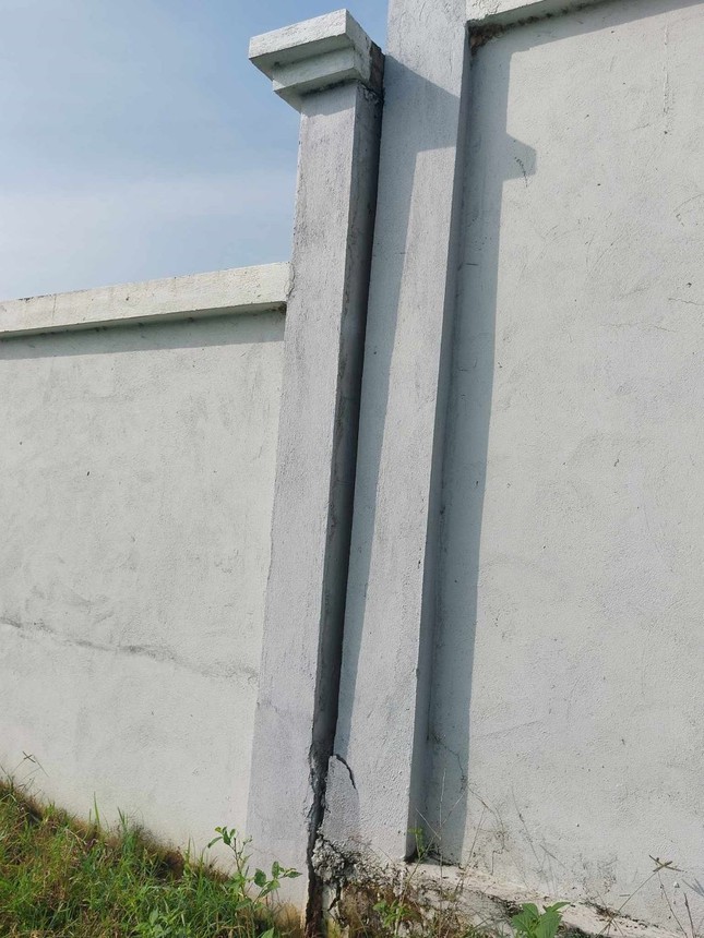 Cận cảnh bệnh viện ngh&igrave;n tỷ đồng sắp hoạt động th&igrave; tường bao đổ sập - Ảnh 11.