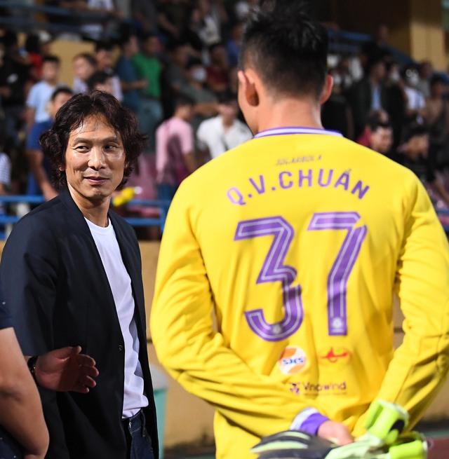 Duy Mạnh ôm con đến cổ vũ Hà Nội FC, HLV Gong Oh-kyun đùa vui cùng Quan Văn Chuẩn - Ảnh 10.