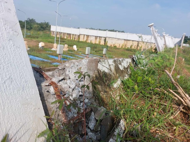 Cận cảnh bệnh viện ngh&igrave;n tỷ đồng sắp hoạt động th&igrave; tường bao đổ sập - Ảnh 10.