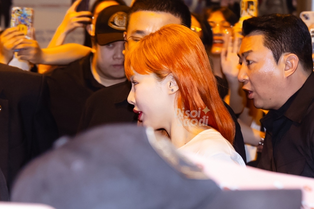 2 idol đình đám đổ bộ Tân Sơn Nhất giữa đêm: Hyuna tóc cam nổi bật, Zico không ngừng chào fan ngày trở lại Việt Nam - Ảnh 5.