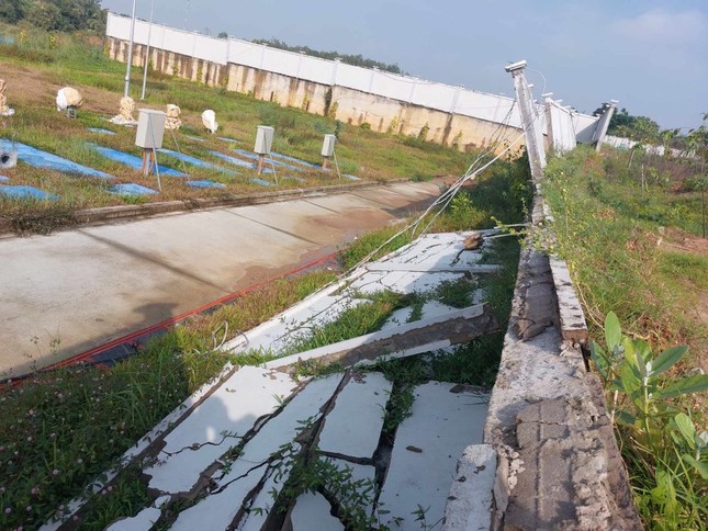 Cận cảnh bệnh viện ngh&igrave;n tỷ đồng sắp hoạt động th&igrave; tường bao đổ sập - Ảnh 9.