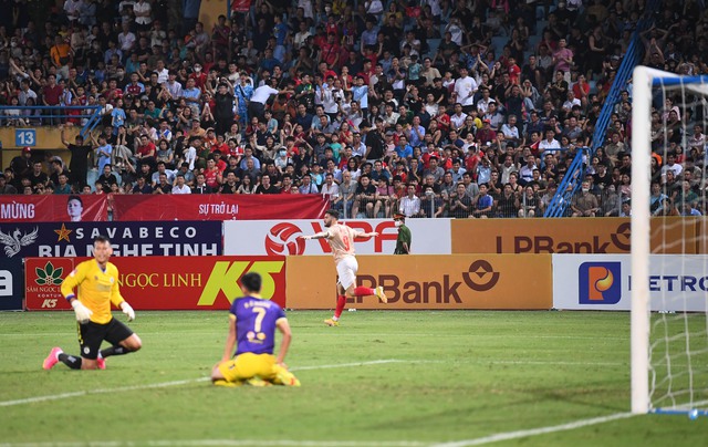 Văn Quyết ngồi một mình ở đường hầm, bất lực nhìn Hà Nội FC thất bại trận thứ 5 liên tiếp - Ảnh 6.