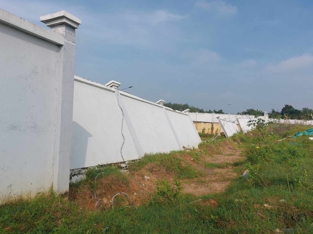 Cận cảnh bệnh viện ngh&igrave;n tỷ đồng sắp hoạt động th&igrave; tường bao đổ sập - Ảnh 8.