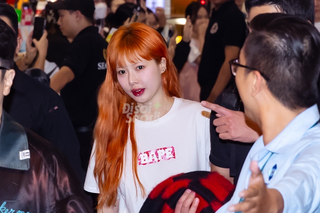 2 idol đình đám đổ bộ Tân Sơn Nhất giữa đêm: Hyuna tóc cam nổi bật, Zico không ngừng chào fan ngày trở lại Việt Nam - Ảnh 3.