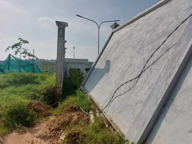 Cận cảnh bệnh viện ngh&igrave;n tỷ đồng sắp hoạt động th&igrave; tường bao đổ sập - Ảnh 7.