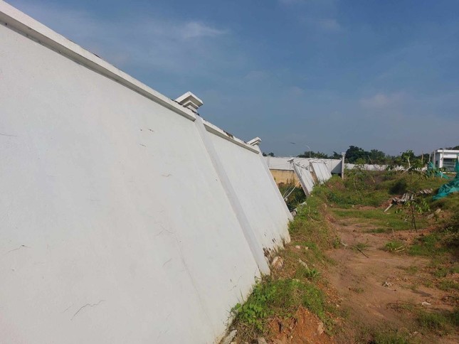 Cận cảnh bệnh viện ngh&igrave;n tỷ đồng sắp hoạt động th&igrave; tường bao đổ sập - Ảnh 6.