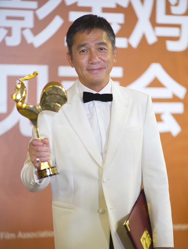 Lương Triều Vỹ lần đầu đoạt giải Ảnh Đế Kim Kê, hoàn tất cú ăn ba vô tiền khoáng hậu của điện ảnh Trung Quốc - Ảnh 1.