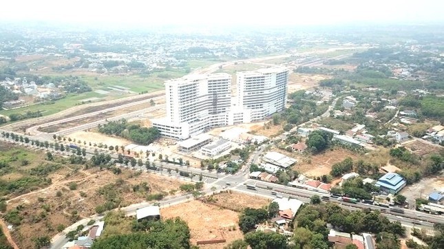 Cận cảnh bệnh viện ngh&igrave;n tỷ đồng sắp hoạt động th&igrave; tường bao đổ sập - Ảnh 5.