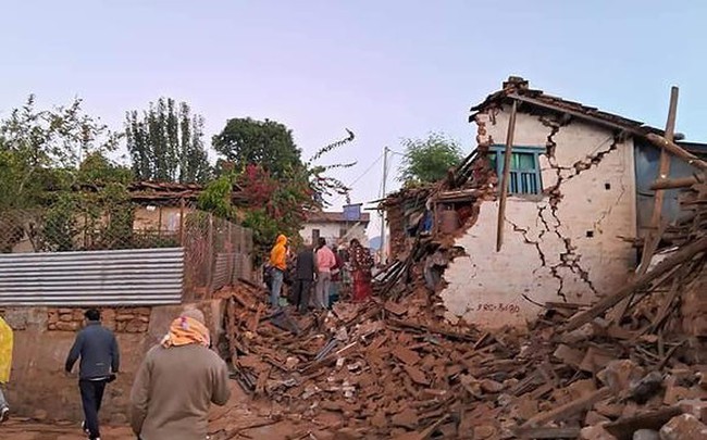 Động đất ở Nepal: Số người tử vong tăng lên gần 160, nhiều ngôi nhà bị chôn vùi trong đống đổ nát - Ảnh 1.