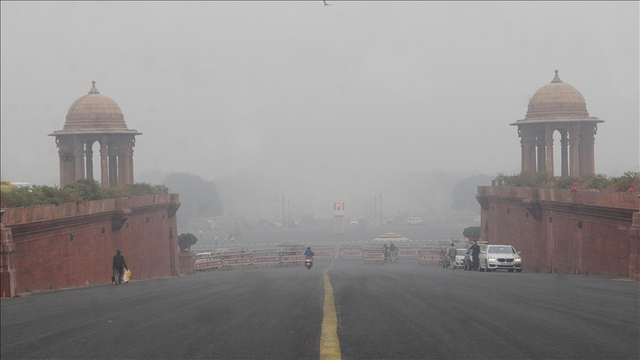 Thủ đô Ấn Độ bị ảnh hưởng bởi sương mù nghiêm trọng khi mùa đông đến - Ảnh 2.