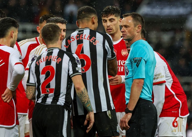 HLV Arsenal chỉ trích trọng tài, gọi bàn thắng của Newcastle là ‘nỗi ô nhục’ - Ảnh 2.