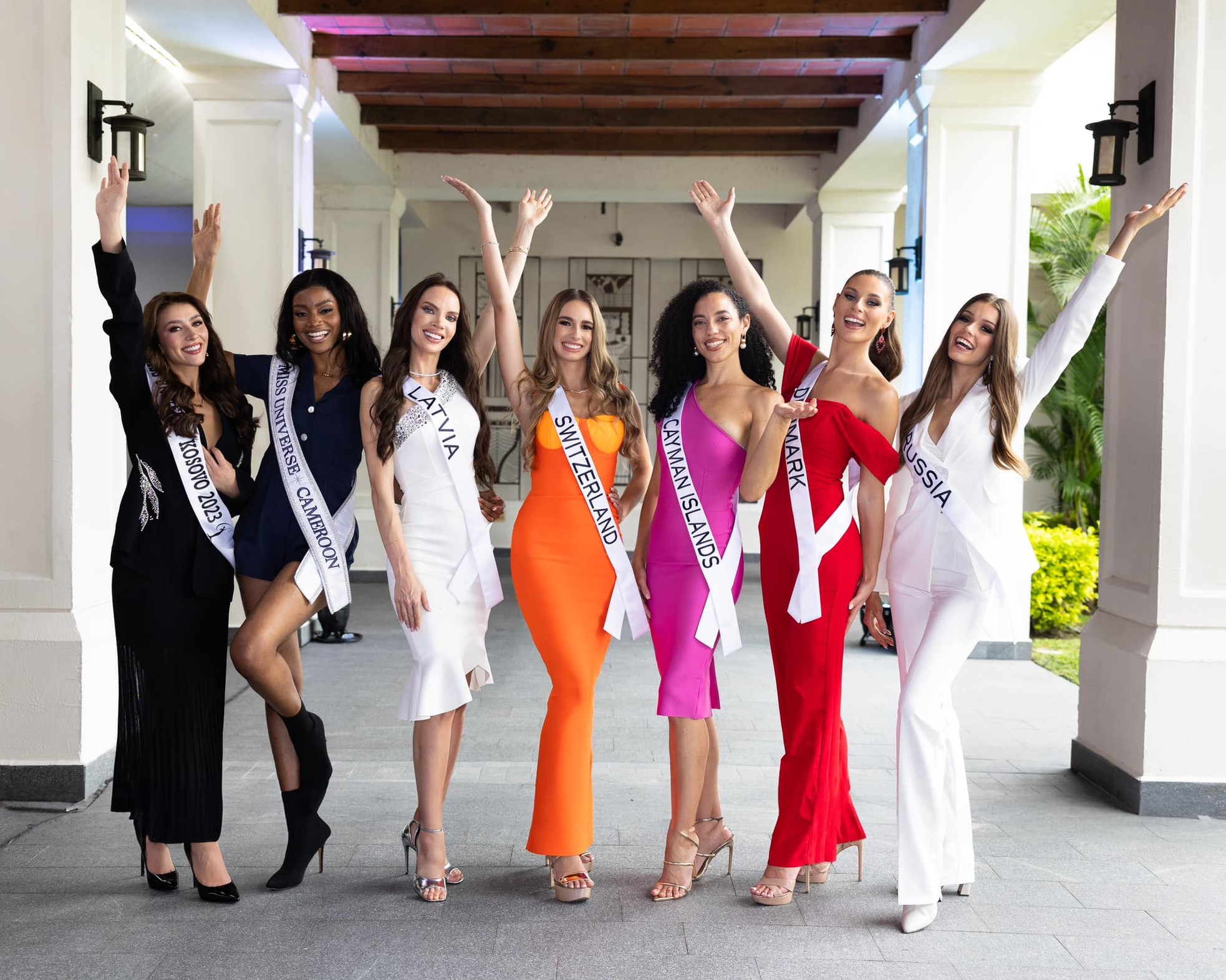 Miss Universe bị tước vương miện trở thành ca sĩ nổi tiếng