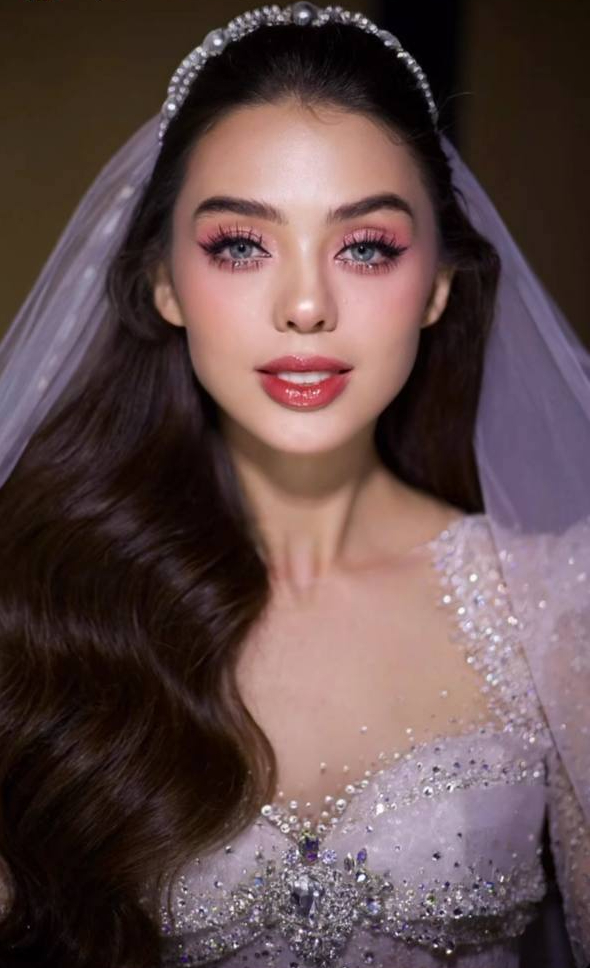 Vợ T&acirc;y của B&ugrave;i Tiến Dũng xinh đẹp lộng lẫy khi diện v&aacute;y c&ocirc; d&acirc;u, đọ sắc c&ugrave;ng &Aacute; hậu Thảo Nhi L&ecirc; - Ảnh 1.