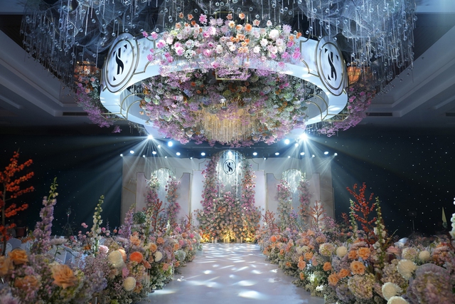 Những đám cưới tốn tiền tỷ trang trí, dùng cả tấn hoa tươi 1 ngày rồi bỏ: Người trong nghề tiết lộ chuyện hậu trường - Ảnh 2.