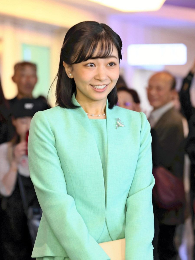 Công chúa "đẹp nhất Nhật Bản" xuất hiện một mình trong chuyến công du nước ngoài và được đánh giá cao nhờ chi tiết tinh xảo.
