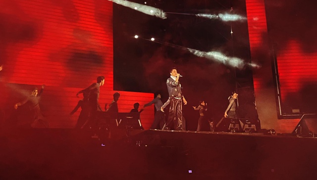 MONO bị ngắt âm thanh khi đang trình diễn, nhanh trí có màn xử lý sự cố điểm 10 - Ảnh 4. MONO bị ngắt âm thanh khi đang trình diễn, nhanh trí có màn xử lý sự cố điểm 10 - Ảnh 4.