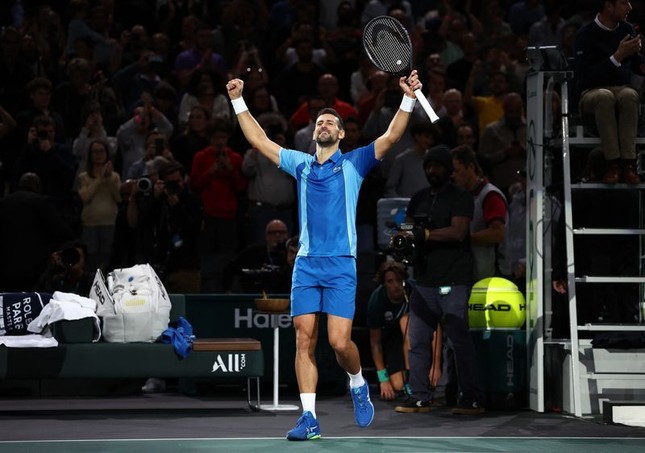 Vô địch Paris Masters, Novak Djokovic có danh hiệu Masters 1000 thứ 40 trong sự nghiệp - Ảnh 1. Vô địch Paris Masters, Novak Djokovic có danh hiệu Masters 1000 thứ 40 trong sự nghiệp - Ảnh 1.