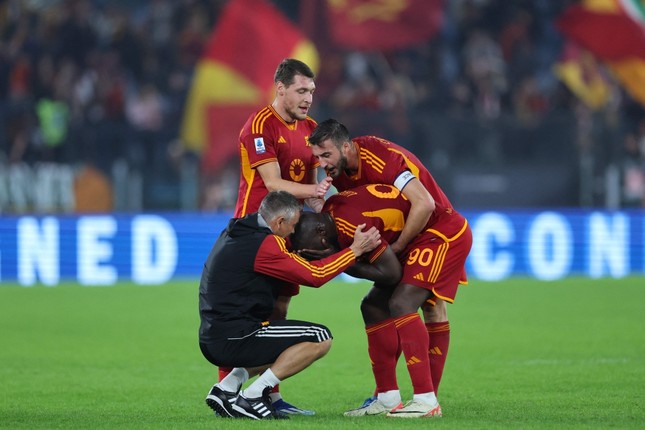 Lukaku ôm Mourinho khóc nức nở sau màn thể hiện điên rồ - Ảnh 2.