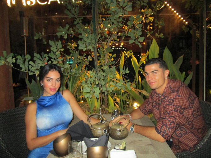 Going out to eat with Ronaldo, his flex model girlfriend has a giant diamond ring on her ring finger, is there going to be a wedding?  - Photo 3.