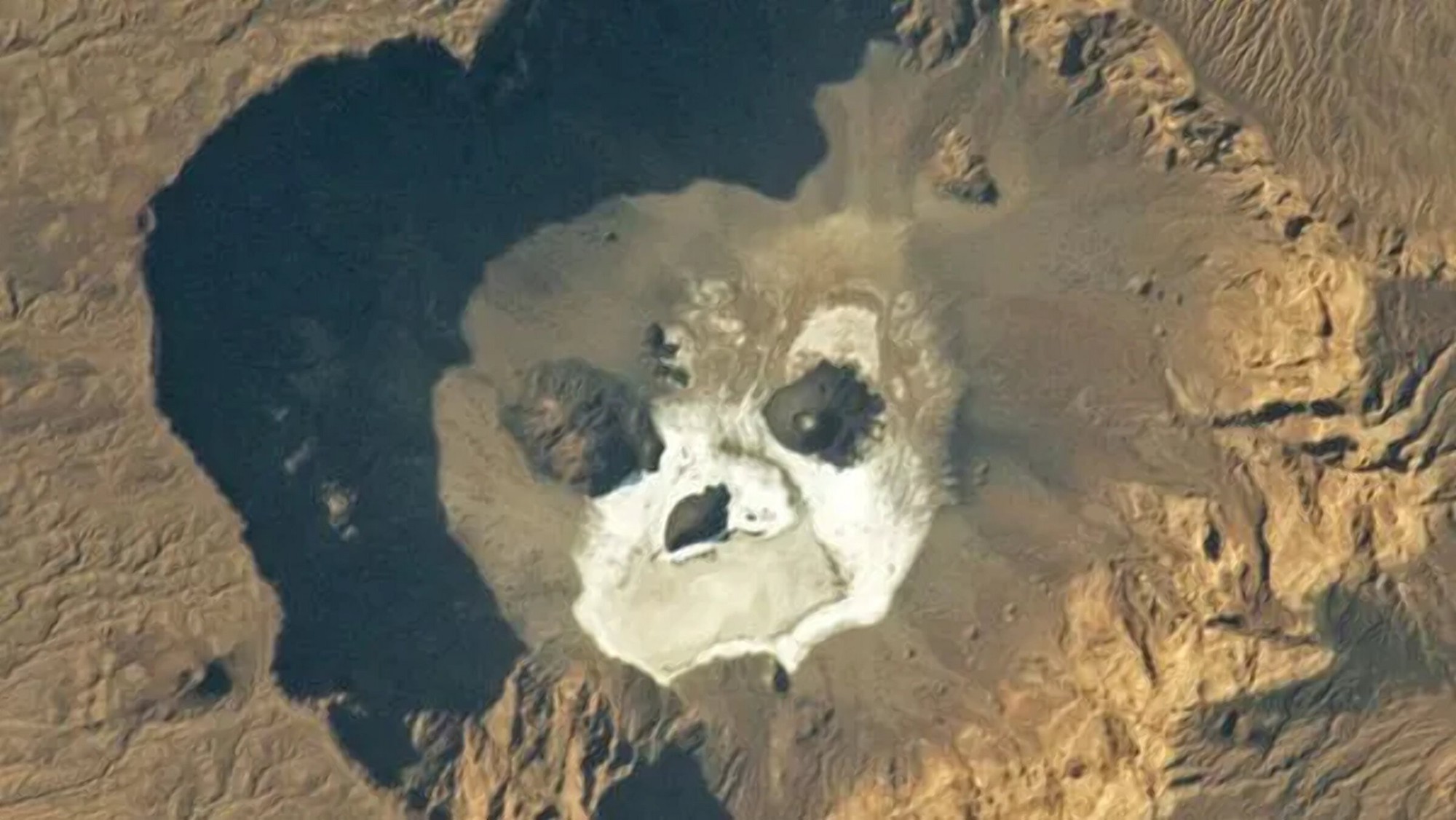 NASA công bố hình ảnh "hộp sọ khổng lồ" phát sáng giữa sa mạc Sahara