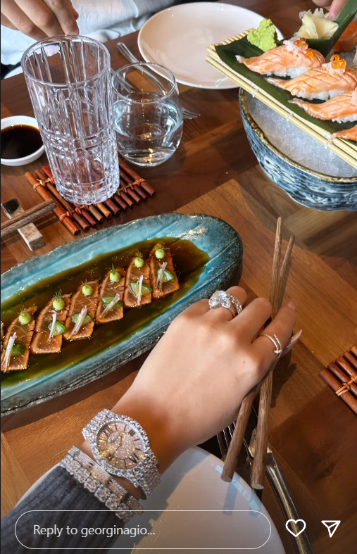 Going out to eat with Ronaldo, his flex model girlfriend has a giant diamond ring on her ring finger, is there going to be a wedding?  - Photo 2.